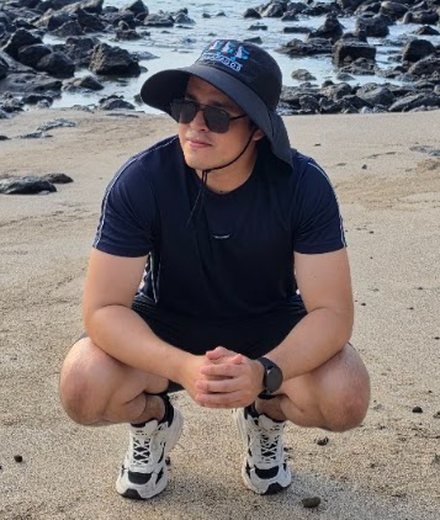 Adrián en la orilla, en Galápagos